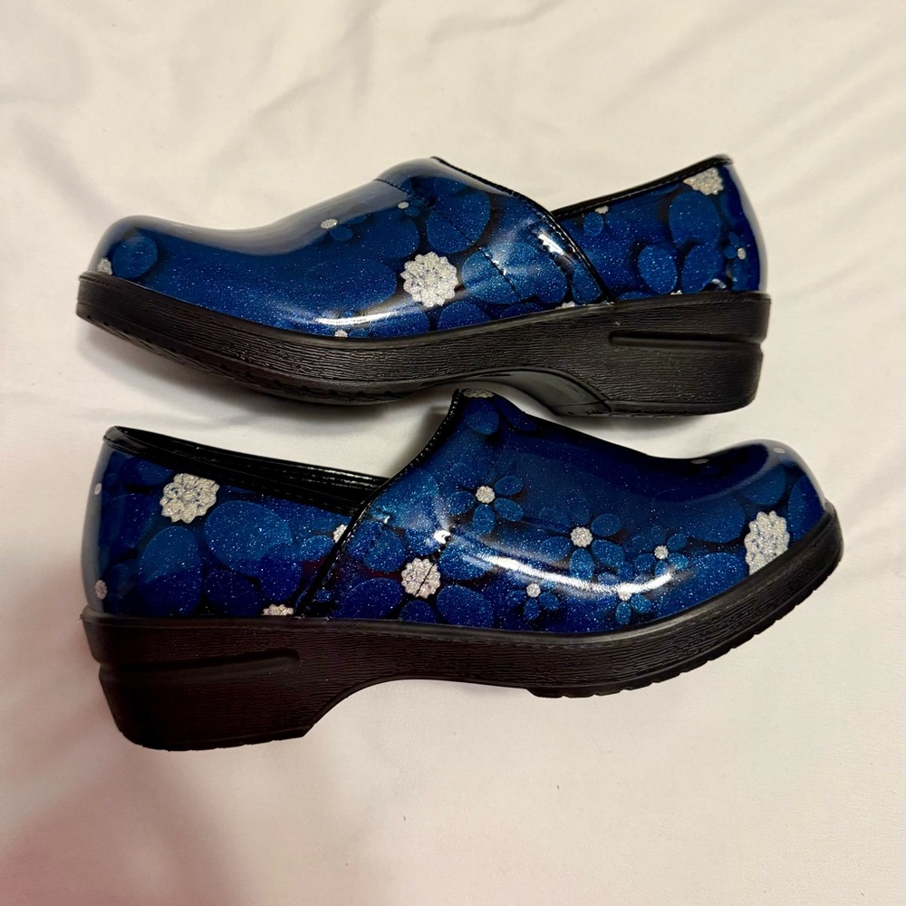 Savvy Midnight Blue and Silver Floral Slip-Ons Size 8.5